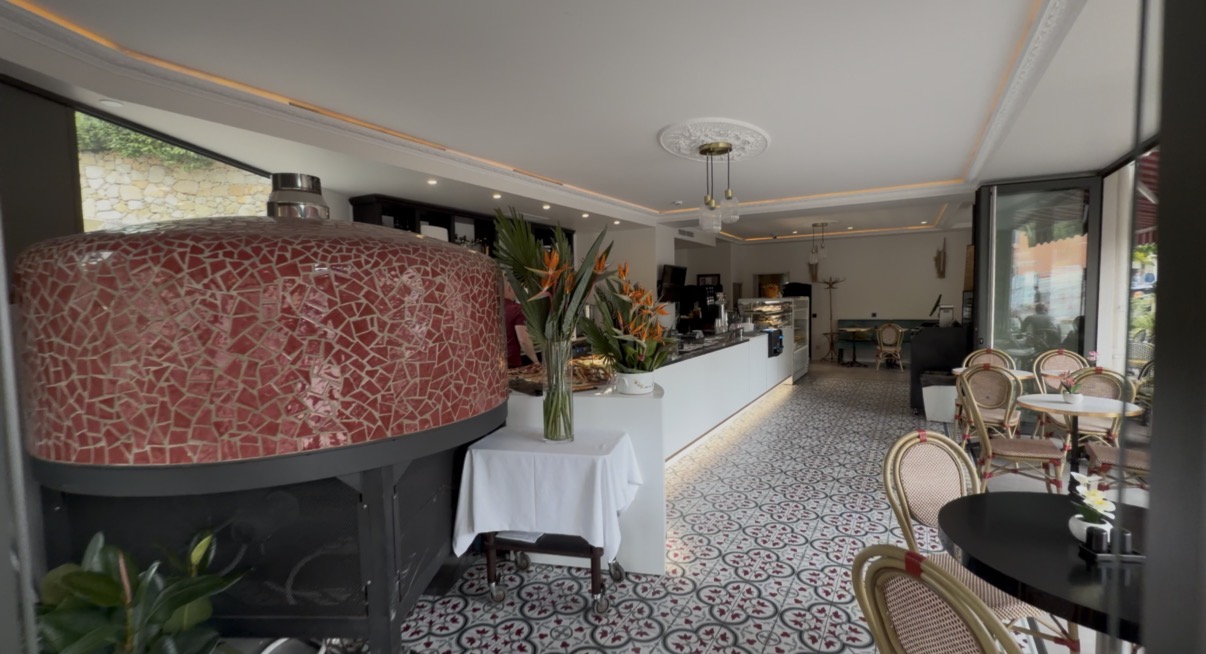 Salle de La Villa d'Èze — four à pizza traditionnel et carrelage à motifs